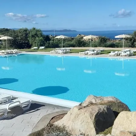 Baia Santa Reparata 公寓 *